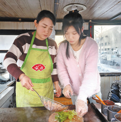             过年回家，大学生的假期生活怎么过（民生一线）        