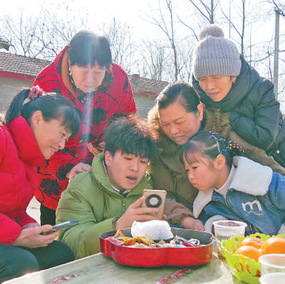             过年回家，大学生的假期生活怎么过（民生一线）        