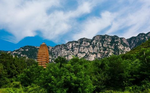 汪莘的这首黄山词，将神话传说和黄山美景结合起来，读来美轮美奂