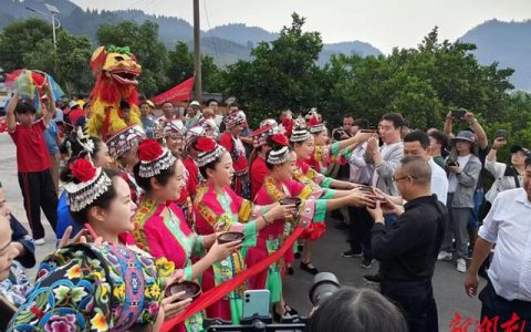 麻阳苗乡儿女欢庆“四月八”民俗文化节